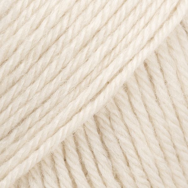 DROPS Karisma Uni Color Garn - 50 g - Hellbeige DROPS Karisma Uni Color Garn - 50 g - Hellbeige