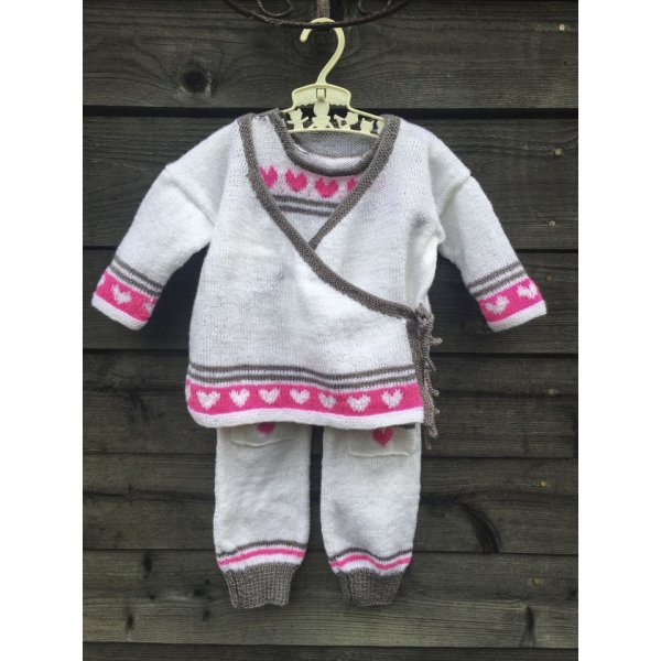 Strickmuster - Wickeljacke und Hose mit Herzen Strickmuster - Wickeljacke und Hose mit Herzen
