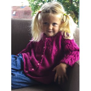 Strickanleitung - Strickjacke für Kinder mit Zopfmuster Strickanleitung - Strickjacke für Kinder mit Zopfmuster