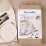 Starten Sie das DIY-Stickset \\\"Blumen\\\".