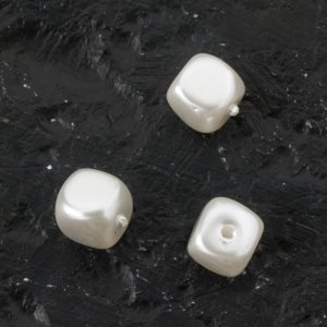 Glaswachsperlen quadratisch 6 mm Weiß - 24 Stk Glaswachsperlen quadratisch 6 mm Weiß - 24 Stk