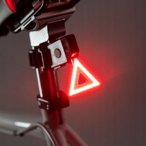 LED-Fahrradrücklicht in Dreiecksform mit 7 Modi und USB-Anschluss LED-Fahrradrücklicht in Dreiecksform mit 7 Modi und USB-Anschluss