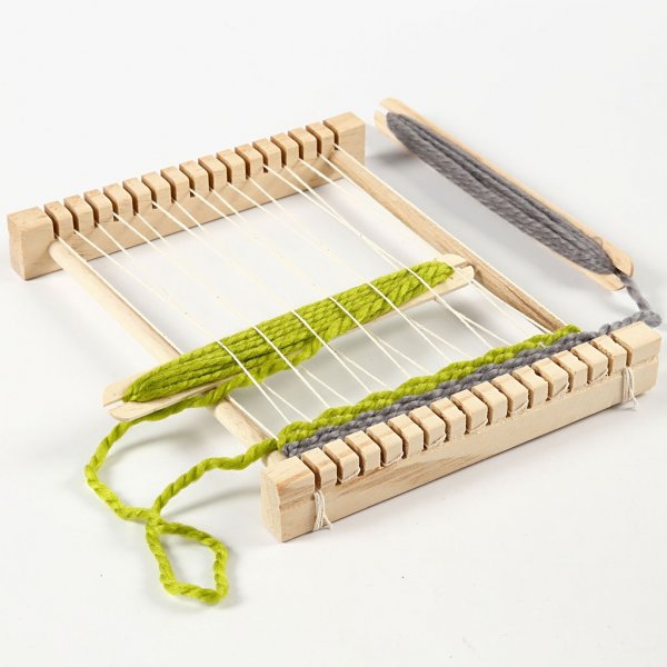 Tischdecke mit Schiffchen, Kamm und Schnur - Holz