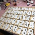 Kundenbild Buchstaben und Zahlen aus Holz