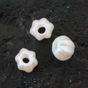 Glaswachsperlen 6 mm Weiß - 30 Stk Glaswachsperlen 6 mm Weiß - 30 Stk