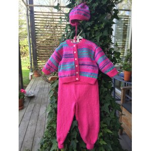 Strickanleitung - Kinderset: Strickjacke, Hose und Mütze Strickanleitung - Kinderset: Strickjacke, Hose und Mütze