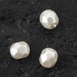 Glaswachsperlen mehrseitig 6 mm Weiß - 24 Stk Glaswachsperlen mehrseitig 6 mm Weiß - 24 Stk