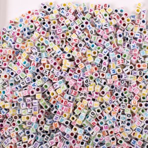 Buchstaben- und Zahlenperlen - 6x6 mm - weiß mit Farbe - 250 g - 1500 Stk Buchstaben- und Zahlenperlen - 6x6 mm - weiß mit Farbe - 250 g - 1500 Stk