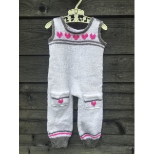 Strickmuster - Wickeljacke und Hose mit Herzen Strickmuster - Wickeljacke und Hose mit Herzen