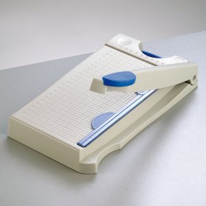 Papierschneider mit Klapparm A4 / max. 22 cm - grau / blaues Messnetz / Softgrip Papierschneider mit Klapparm A4 / max. 22 cm - grau / blaues Messnetz / Softgrip