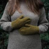 Bjära - Fäustling mit kraus rechts gestricktem Bündchen Bjära - Fäustling mit kraus rechts gestricktem Bündchen